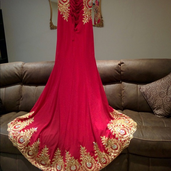 Beautiful red dress - Picture 4 of 4